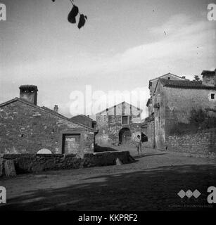 Une photo de 1950 montrant la partie sud-ouest d'un village, avec le premier bâtiment à gauche étant une torklja, un pressoir traditionnel utilisé pour presser des raisins ou des olives. Cela représente un morceau de l'histoire agricole locale et est révélateur des pratiques rurales du milieu du XXe siècle. Banque D'Images