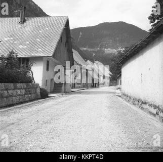 Spodnji Log pod Mangartom, un village de Slovénie, capturé en 1952, reflétant le paysage rural et la vie locale de la région au milieu du XXe siècle. Banque D'Images