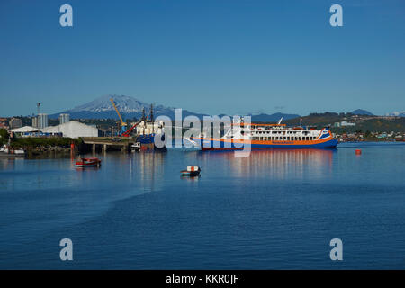 L'approche du ferry de l'embarcadère en préparation pour l'embarquement des véhicules et passagers dans le port animé de Puerto Montt dans le sud du Chili Banque D'Images