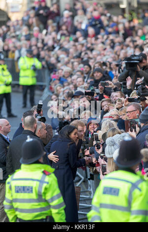 Le prince Harry et Meghan markle à Nottingham le vendredi 1er décembre. D'énormes foules accueilli le prince Harry et Meghan markle à leur arrivée à Nottingham ce matin (vendredi) pour effectuer leur premier engagement royal ensemble. Des centaines de sympathisants s'est vague et applaudir au couple nouvellement recrutés, qui sont mis à le faire en mai prochain. la paire sont à Nottingham pour deux allocutions aujourd'hui, la sensibilisation au VIH/sida et de la criminalité chez les jeunes. Ils visitent la nottingham contemporary, qui est l'hôte d'un Terrence Higgins Trust World AIDS Day charity juste. ils se rendront ensuite à notting Banque D'Images