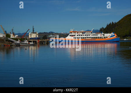 L'approche du ferry de l'embarcadère en préparation pour l'embarquement des véhicules et passagers dans le port animé de Puerto Montt dans le sud du Chili Banque D'Images