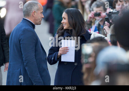 Le prince Harry et Meghan markle à Nottingham le vendredi 1er décembre. D'énormes foules accueilli le prince Harry et Meghan markle à leur arrivée à Nottingham ce matin (vendredi) pour effectuer leur premier engagement royal ensemble. Des centaines de sympathisants s'est vague et applaudir au couple nouvellement recrutés, qui sont mis à le faire en mai prochain. la paire sont à Nottingham pour deux allocutions aujourd'hui, la sensibilisation au VIH/sida et de la criminalité chez les jeunes. Ils visitent la nottingham contemporary, qui est l'hôte d'un Terrence Higgins Trust World AIDS Day charity juste. ils se rendront ensuite à notting Banque D'Images