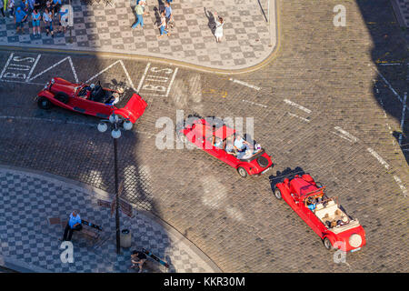 Czèchia, Prague, Malá Strana, place du périphérique Kleinseitner, visite de la ville avec chauffeur, trois voitures rouges millésimes, scène de rue, d'en haut Banque D'Images