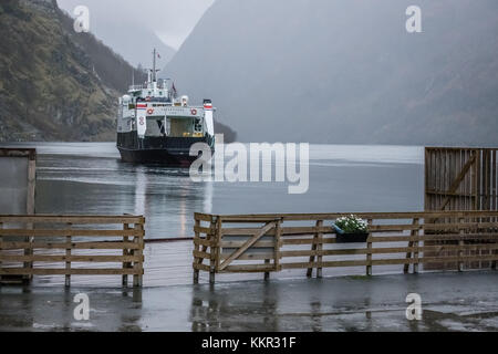 Gudvangen, Norvège - Octobre 2017 : Passenger ferry laissant Gudvangen après avoir terminé la Norvège en un mot par la visite d'un magnifique Banque D'Images