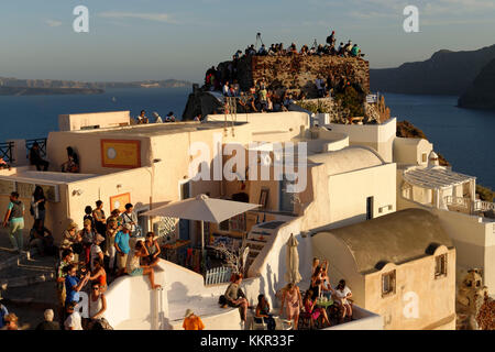 Lonssa - Château en face du coucher de soleil à Oia, île de Santorin, la mer Egée, les Cyclades, îles Egéennes, Grèce Banque D'Images