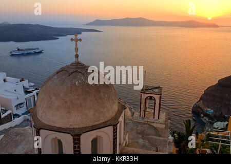 Dôme de l'église dans la pente raide de Fira avec vue sur la Caldera dans la lumière du soir, île Santorin, la mer Égée, les Cyclades, îles de la mer Égée, Grèce Banque D'Images