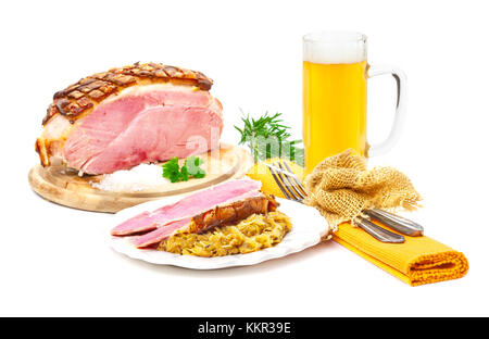 Rôti de porc avec de la choucroute et de la bière qui crépite avec Banque D'Images