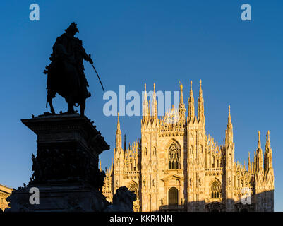 Statue équestre de Vittorio Emanuele II en face de la cathédrale de Milan Banque D'Images