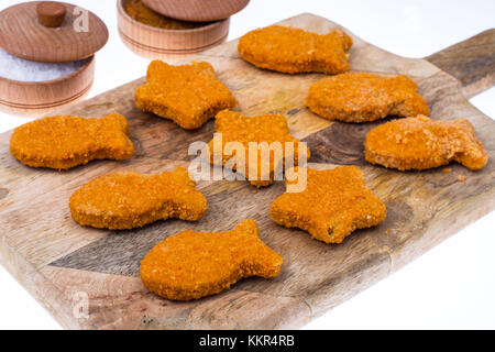 L'alimentation des enfants des poissons nuggets. Banque D'Images