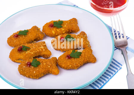 L'alimentation des enfants des poissons nuggets. Banque D'Images