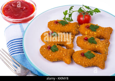 L'alimentation des enfants des poissons nuggets. Banque D'Images