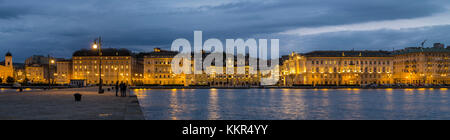 Panorama du port de Trieste à l'heure bleue Banque D'Images