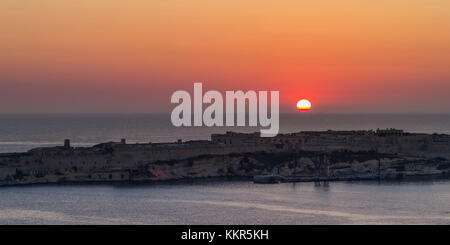 Lever du soleil au-dessus de grand port de la valette à Malte Banque D'Images