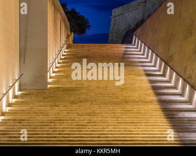 Escalier à la porte de la ville de la Valette sur Malte dans la soirée Banque D'Images