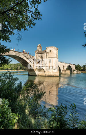 Avignon, Provence, Provence-Alpes-Côte d'Azur, Vaucluse, Sud de la France, France, Pont de Saint Benezet sur le Rhône, site culturel classé au patrimoine mondial de l'UNESCO Banque D'Images