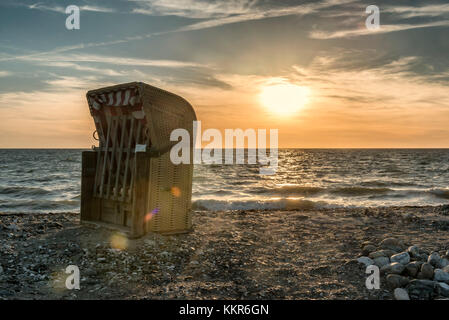 Wallnau, île de Fehmarn, Ostholstein, Schleswig-Holstein, Allemagne. Chaises de plage sur la plage de Wallnau dans la lumière du soir. Banque D'Images