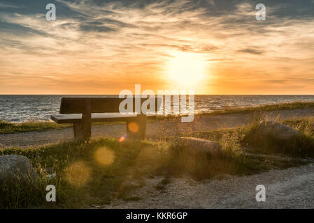 Wallnau, île de Fehmarn, Ostholstein, Schleswig-Holstein, Allemagne. Banc sur la plage de Wallnau dans la lumière du soir. Banque D'Images