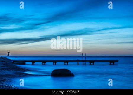 Marienleuchte, île de Fehmarn, Schleswig-Holstein, Allemagne, baignade jetée sur la plage de Marienleuchte au crépuscule. Banque D'Images