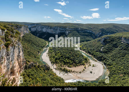 France, Rhône-Alpes, Ardèche, Saint-Martin-d'Ardèche, Gorges de l'Ardèche, vue sur le Cirque de la Madeleine dans la vallée de l'Ardèche. Banque D'Images