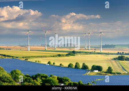 Les énergies alternatives, éoliennes et solaires ferme, SAXE-ANHALT, Allemagne Banque D'Images