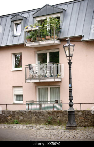 Lanterne nostalgique en face d'une maison d'habitation avec de petits balcons, Banque D'Images