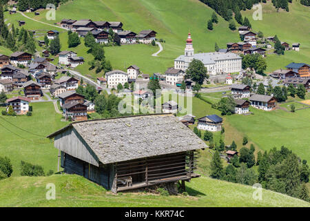 Le village de maria Luggau et l'église de pèlerinage, maria Luggau, Lesachtal, Hermagor, Carinthie, Autriche Banque D'Images