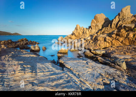 Coucher du soleil sur les rochers de Timi Ama plage, près de Porto Giunco, Villasimius, Cagliari, Sardaigne, Italie, Europe. Banque D'Images