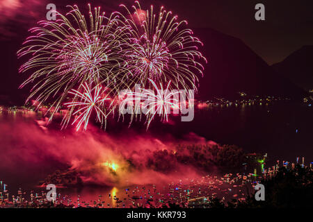 Au cours fireworks festival san giovanni sur l'isola comacina, Sala Comacina, province de Côme, Lombardie, Italie, Europe Banque D'Images