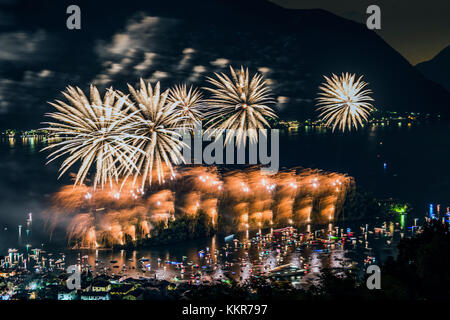 Au cours fireworks festival san giovanni sur l'isola comacina, Sala Comacina, province de Côme, Lombardie, Italie, Europe Banque D'Images