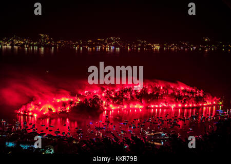 Au cours fireworks festival san giovanni sur l'isola comacina, Sala Comacina, province de Côme, Lombardie, Italie, Europe Banque D'Images