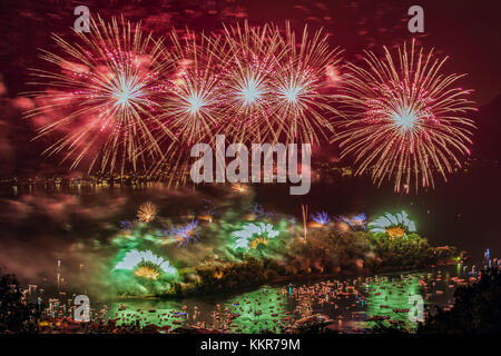 Au cours fireworks festival san giovanni sur l'isola comacina, Sala Comacina, province de Côme, Lombardie, Italie, Europe Banque D'Images