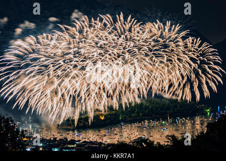 Au cours fireworks festival san giovanni sur l'isola comacina, Sala Comacina, province de Côme, Lombardie, Italie, Europe Banque D'Images