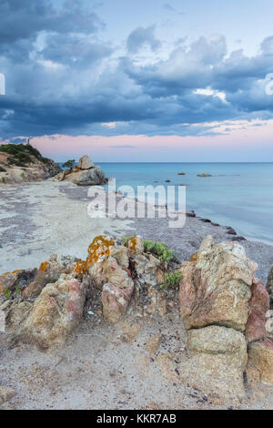 Des pierres sur la plage de Santa Giusta, près de la célèbre Scoglio di Peppino, Costa Rei, Muravera,-sarrabus gerrei, Sardaigne, Italie, Europe. Banque D'Images