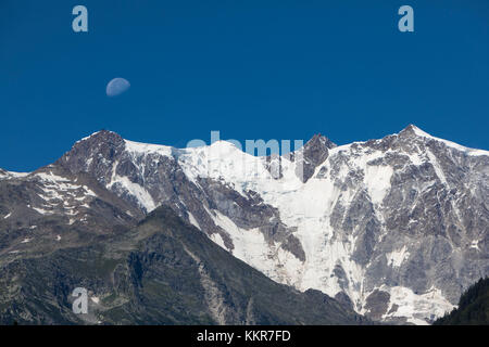 Vue sur la face est du massif du Monte Rosa(Punta Gnifetti, Zumstein, Dufour et Nordend) à partir de la vallée Anzasca, Ceppo Morelli, (Verbano Cusio Ossola province, Piémont, Italie, Europe) Banque D'Images