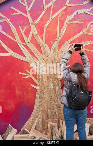 Espoirs personnels, messages et prières écrites sur lattes de bois pour la forme d'un arbre à l'Union européenne pré-carré Marché de Noël à Manhattan, New York. Banque D'Images