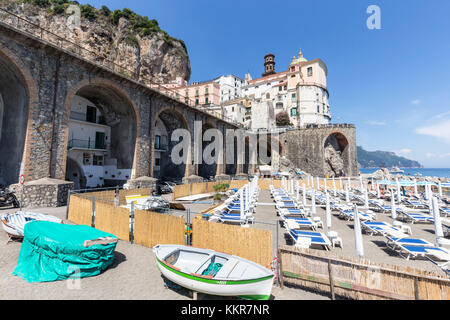 Vue d'Atrani , petit village à l'intérieur de la côte amalfitaine, district de Salerne, Campanie, Italie Banque D'Images