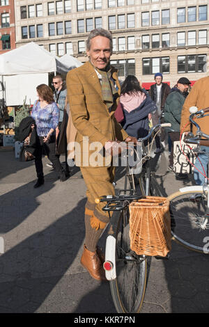 Un homme habillé sur dapper knickers et un veston sport. À l'Union Square Green Market à Manhattan, New York City. Banque D'Images