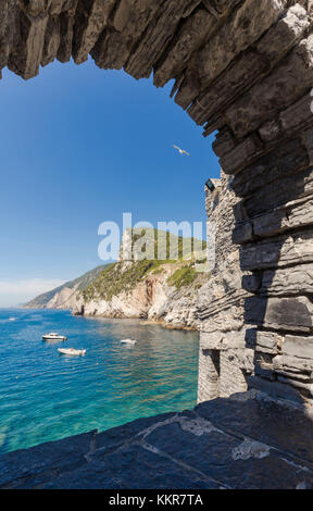 Vue sur la mer depuis la fenêtre de l'église Saint-Pierre dans le village de Portovenere, Ligurie, Italie Banque D'Images