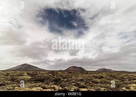 Nuages nerveux sur la montagne de feu, le parc national de Timanfaya, Lanzarote, îles canaries, espagne Banque D'Images