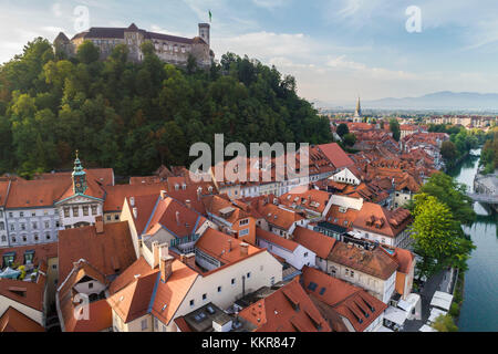 Portrait de Ljubljiana vieille ville, avec l'annonciation Franciscaine Eglise et le château. Ljubljiana, Osrednjeslovenska, la Slovénie. Banque D'Images