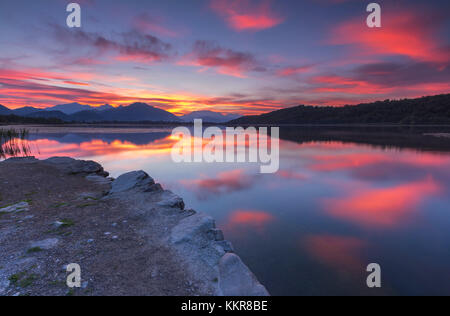 Lever du soleil sur le lac alserio, alserio, province de Côme, la Brianza, en Lombardie, Italie, Europe Banque D'Images