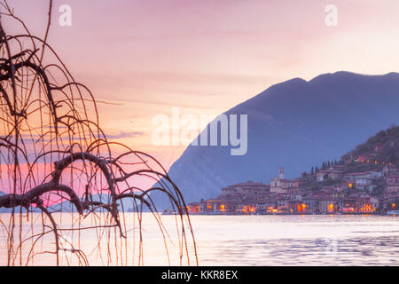 Peschiera maraglio en iseo lake at sunset, montisola, le lac d'Iseo, province de Brescia, Lombardie, Italie Banque D'Images