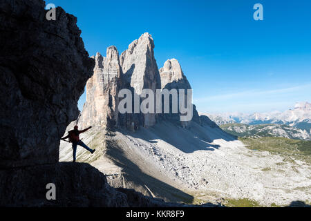 Sesto / Sexten, province de Bolzano, Dolomites, Tyrol du Sud, Italie. Silhouette d'un alpiniste devant les trois sommets de Lavaredo Banque D'Images