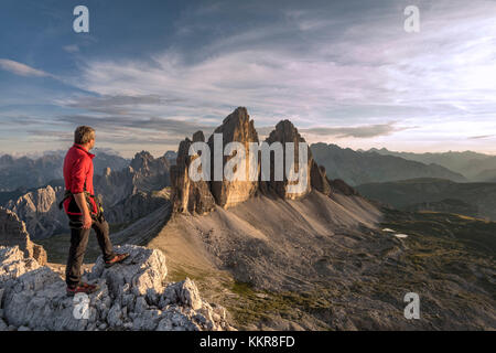 Sesto / Sexten, province de Bolzano, Dolomites, Tyrol du Sud, Italie. Un alpiniste admire le coucher du soleil sur les trois sommets de Lavaredo Banque D'Images