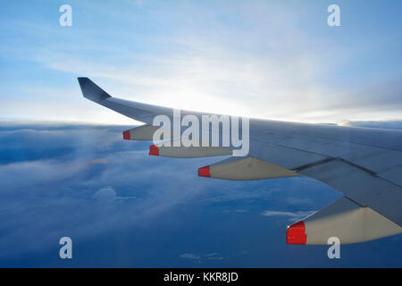 Regardez l'avion Airbus A380 aile lors de vol au dessus de l'Indonésie Banque D'Images