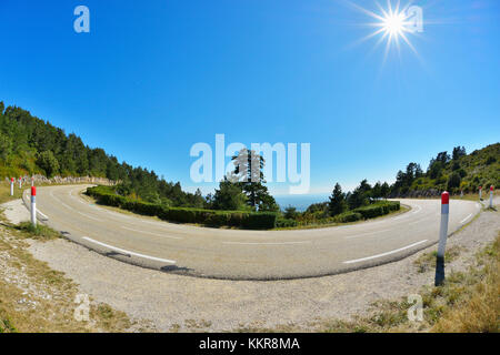 Route de montagne avec des tournants turnand soleil en été, malaucène, Mont Ventoux, Provence, Vaucluse, france Banque D'Images