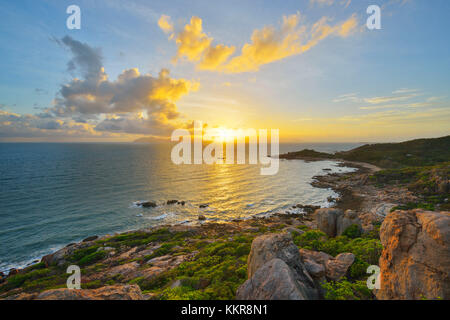 La côte de granit au lever du soleil, murrays bay, Bowen, Queensland, Australie Banque D'Images