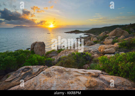 La côte de granit au lever du soleil, murrays bay, Bowen, Queensland, Australie Banque D'Images