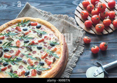 Pizza cuites avec des tomates cerises Banque D'Images