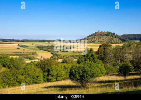 Une petite chapelle sur la colline Kornbuehl dans le Jura souabe Banque D'Images